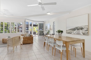 Individually decorated, individually furnished, laptop workspace - Como Noosa (Noosaville)