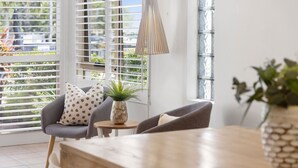 ซูพีเรียอพาร์ทเมนท์, หลายห้องนอน, ปลอดบุหรี่, ห้องครัว (3 NTS / 3 BEDROOMS) | บริเวณนั่งเล่น