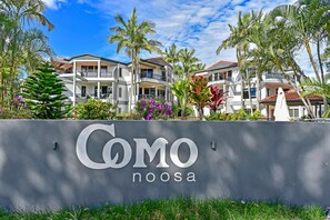 A modern building with a sign reading "Como noosa". - Como Noosa (Noosaville)
