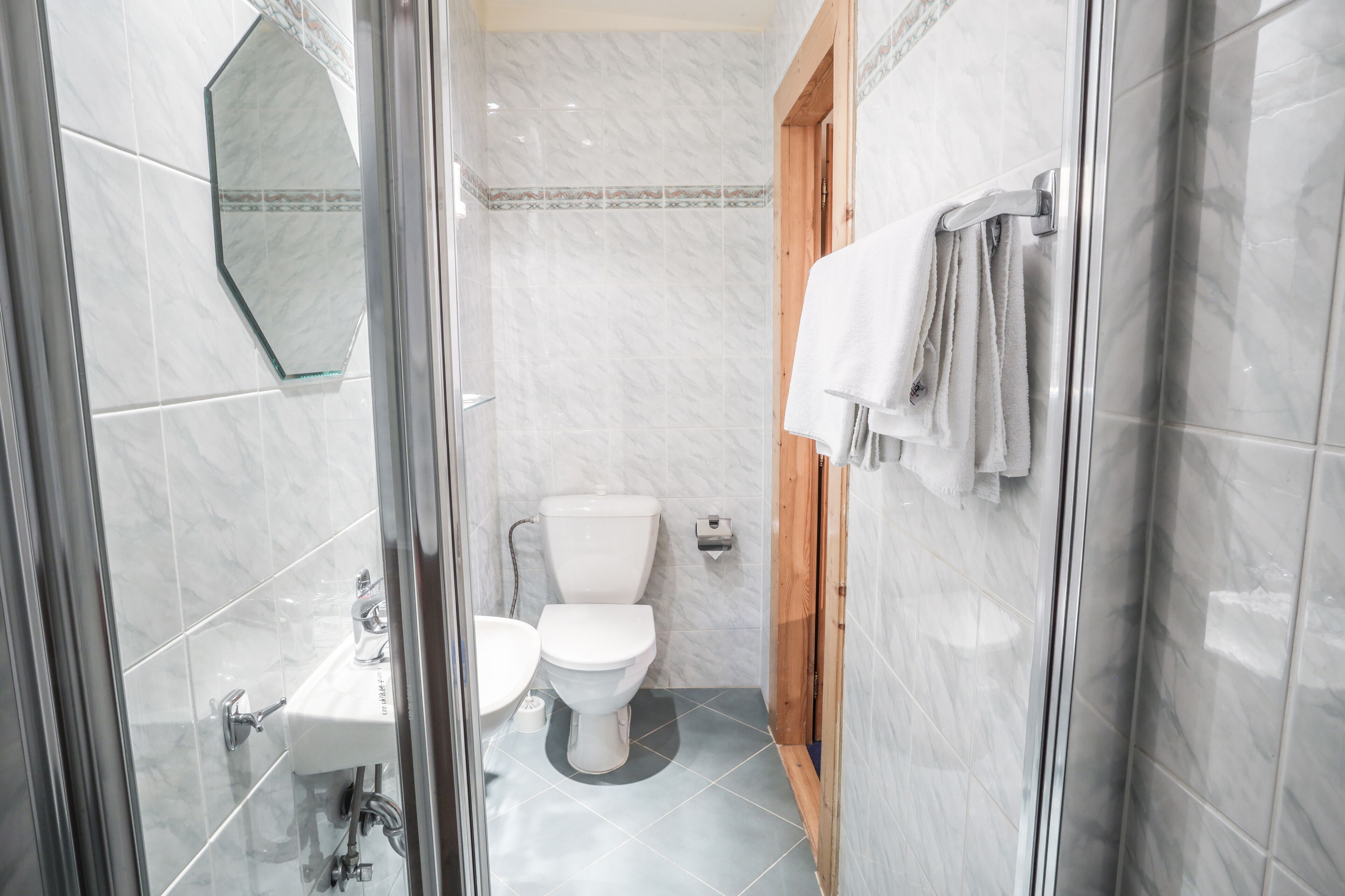 shower, free toiletries, hair dryer, towels