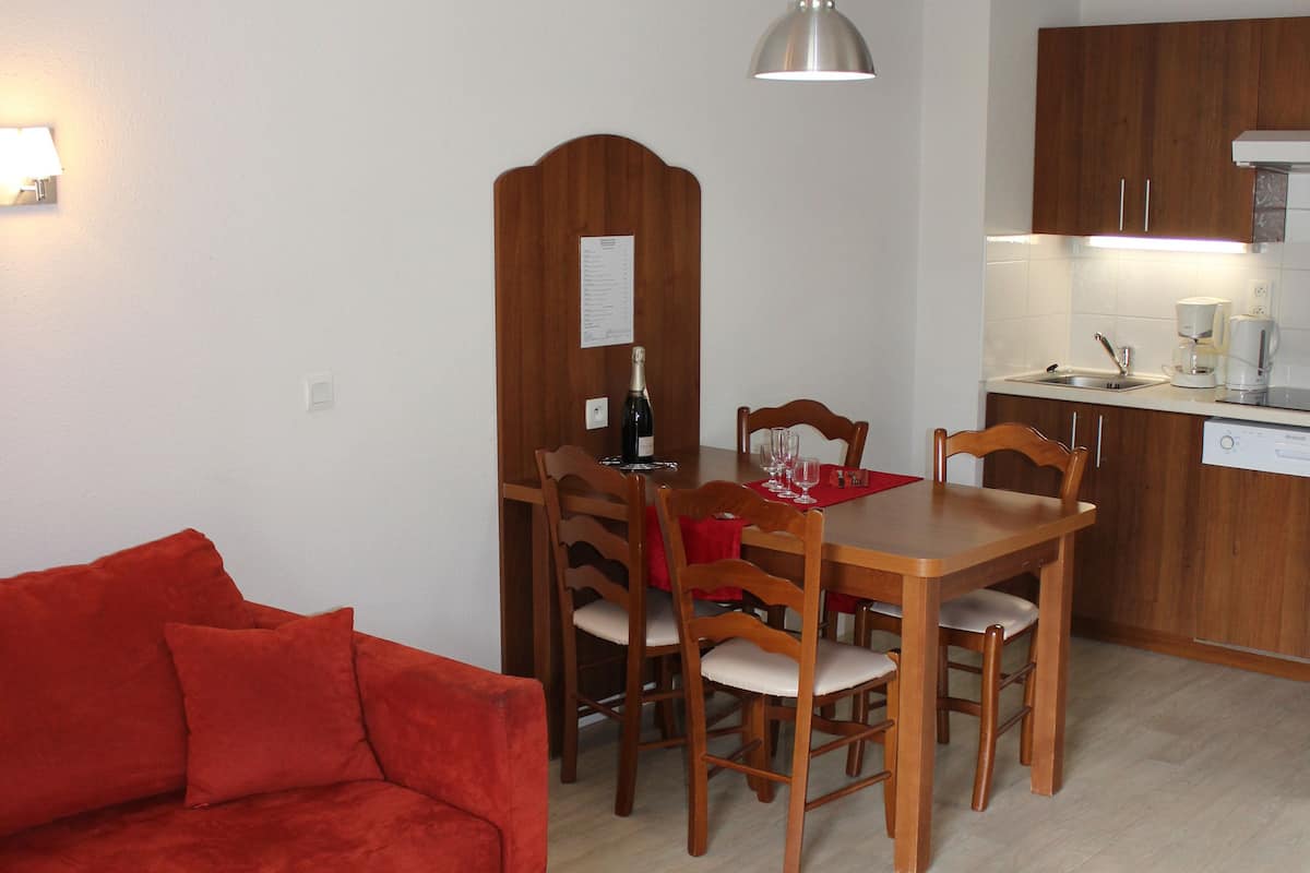 Studio (Cabin for 4 Persons) | 1 bilik tidur, meja, langsir/tirai gelap terus, seterika/papan seterika