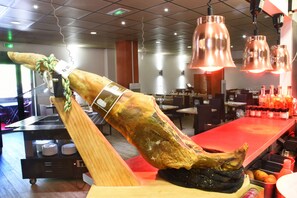 Se sirven almuerzos y cenas, cocina francesa