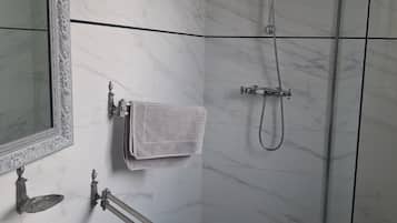Camera Comfort | Bagno | Doccia, asciugacapelli, asciugamani