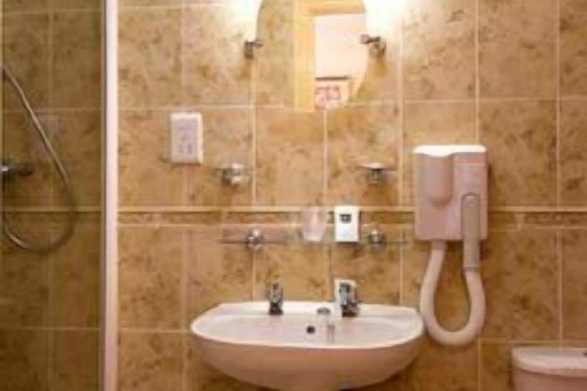 Bathroom sink