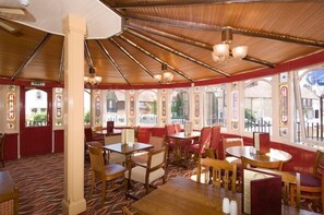 Se sirven cenas y cocina local 