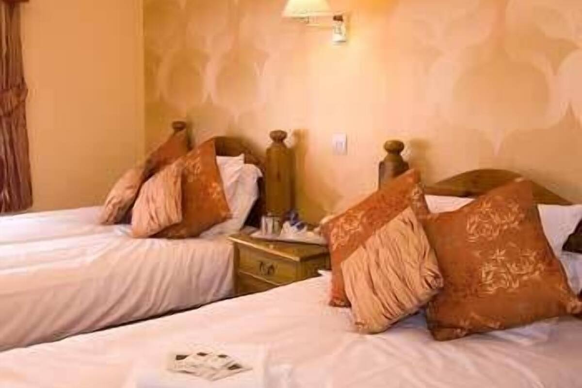 Twin Room | Iron/ironing board, free WiFi
