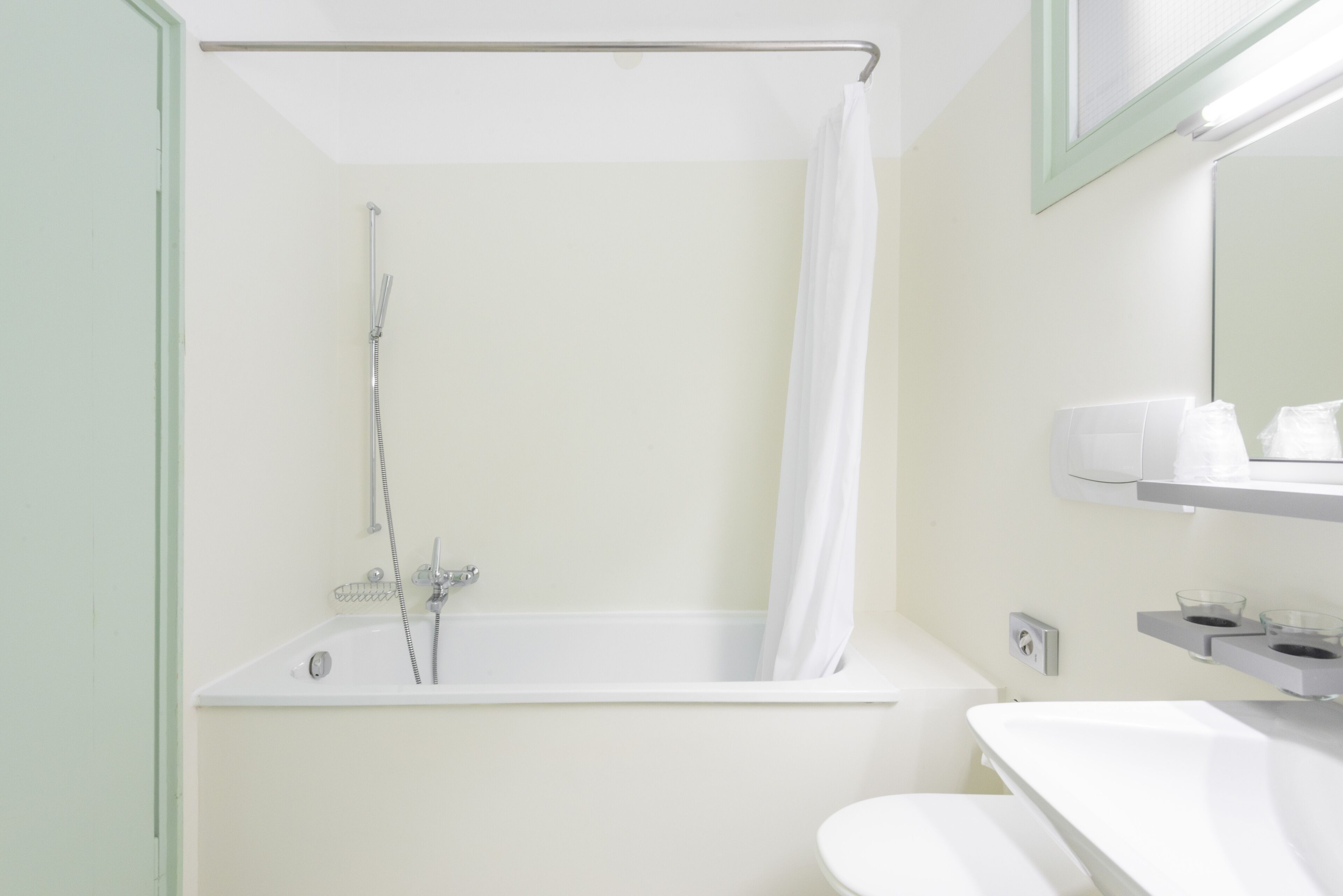 single room, shared bathroom (bauhaus with lake view) | bathroom | free toiletries, hair dryer, towels