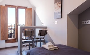 Single Room, Private Bathroom | Blackout drapes, soundproofing, iron/ironing board, free WiFi - Hostal Abril (Madrid)