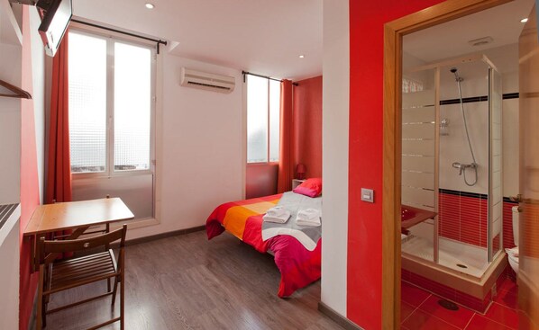 Habitació doble bàsica, bany privat | Cortines opaques i habitacions insonoritzades 