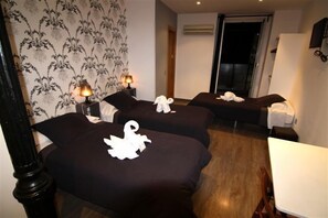Quadruple Room, Private Bathroom | Blackout curtains, soundproofing, iron/ironing board, free WiFi - Hostal Abril (Madrid)