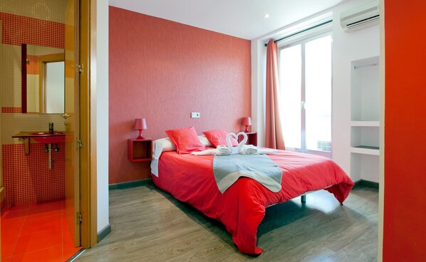 Habitación básica doble, baño privado | Cortinas blackout, insonorización y tabla de planchar con plancha 