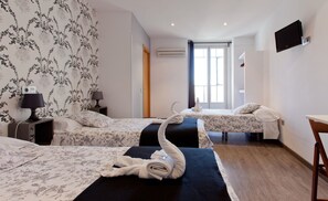 Habitació triple, bany privat | Cortines opaques i habitacions insonoritzades 