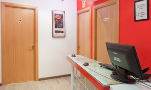 Reception - Hostal Abril (Madrid)
