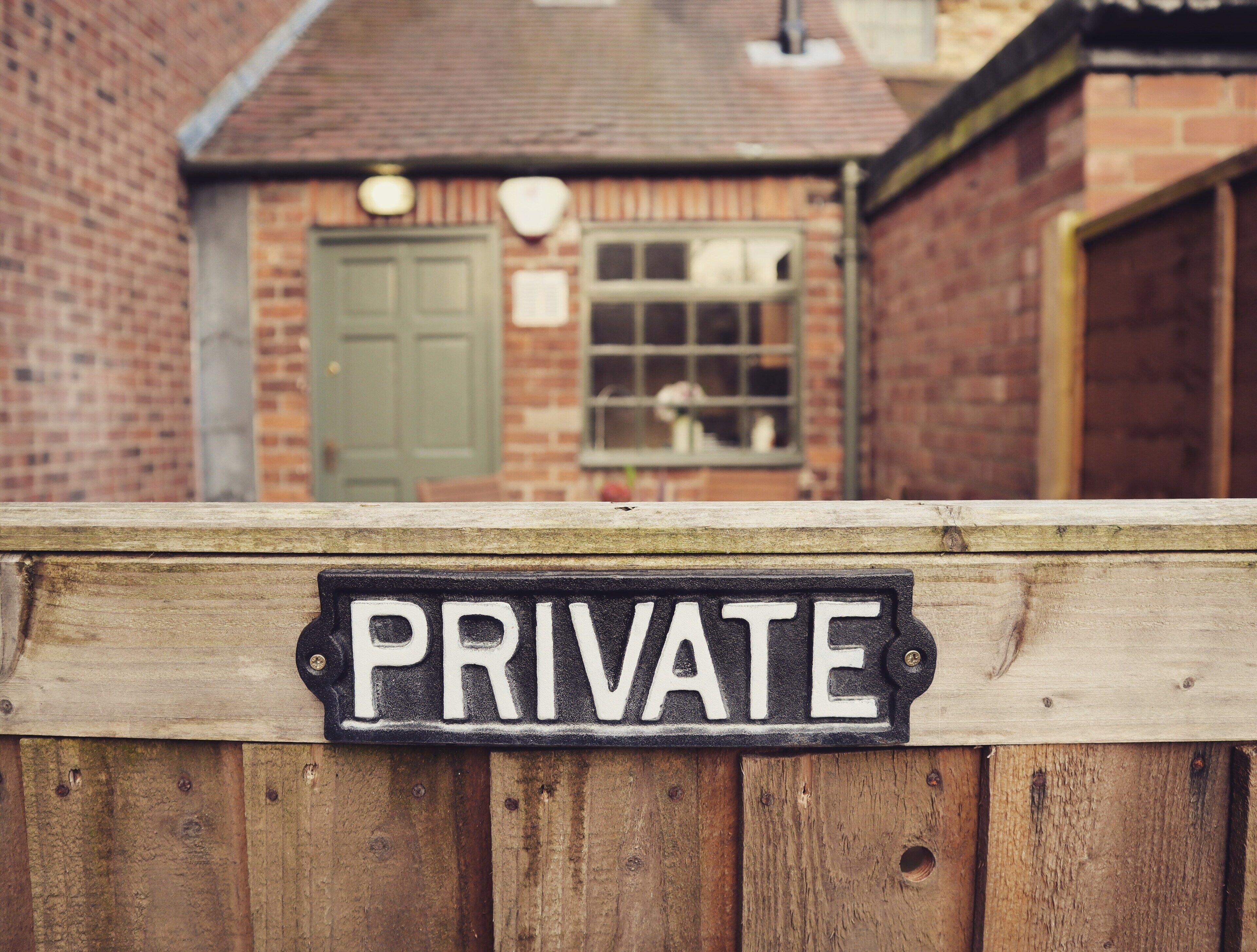 Una puerta de madera con un letrero que dice 'PRIVATE'.