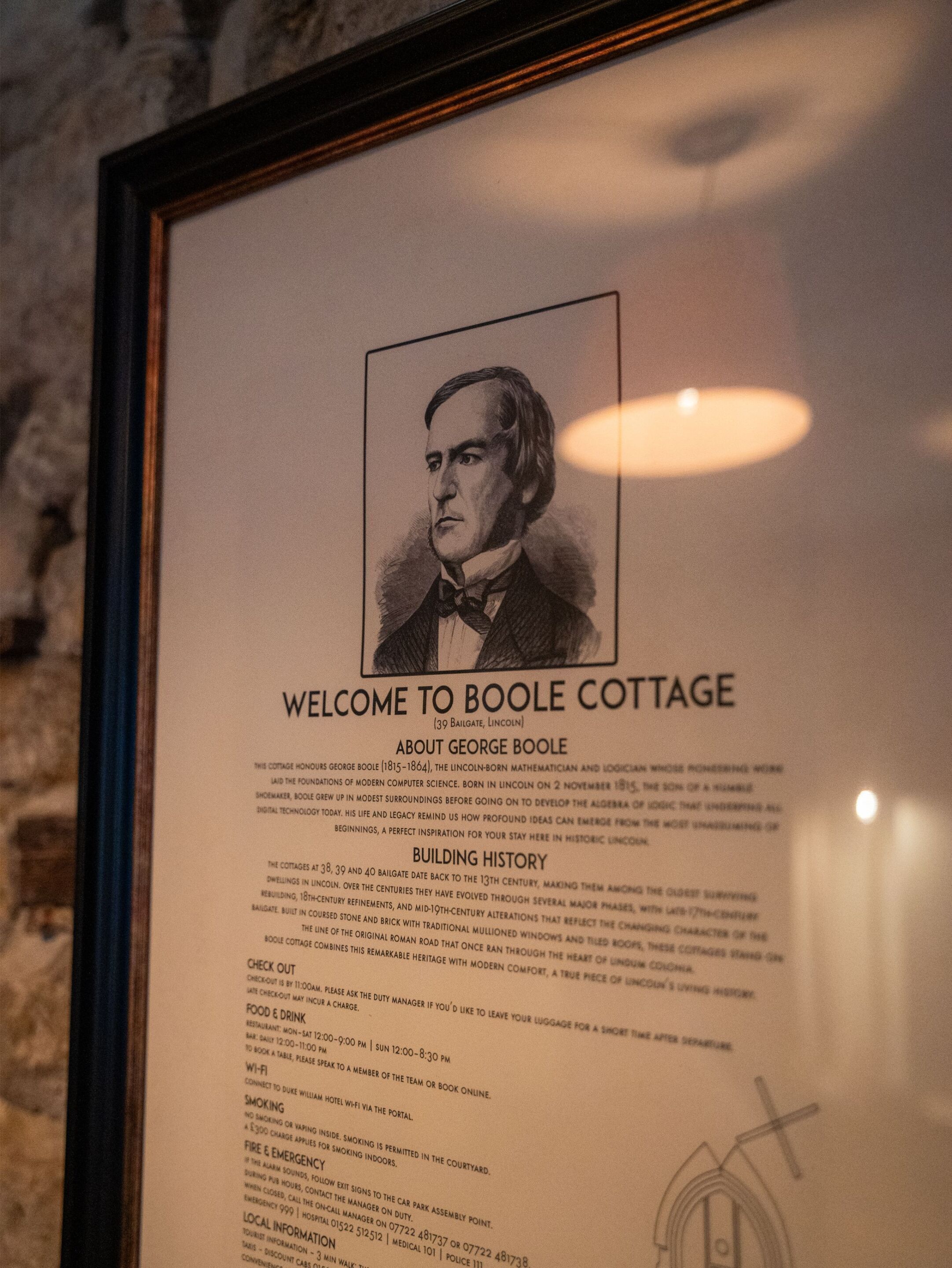 Letrero de bienvenida enmarcado para Boone Cottage, con detalles sobre su historia y servicios.