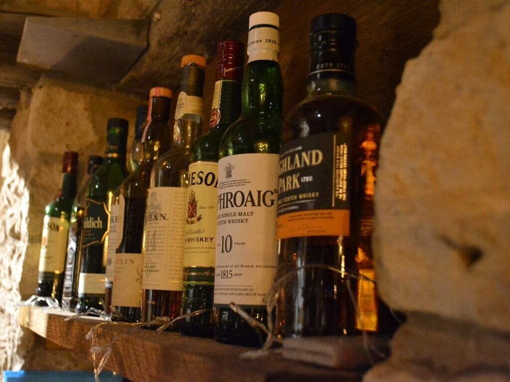 Eine Auswahl an Whiskeyflaschen auf einem Regal.