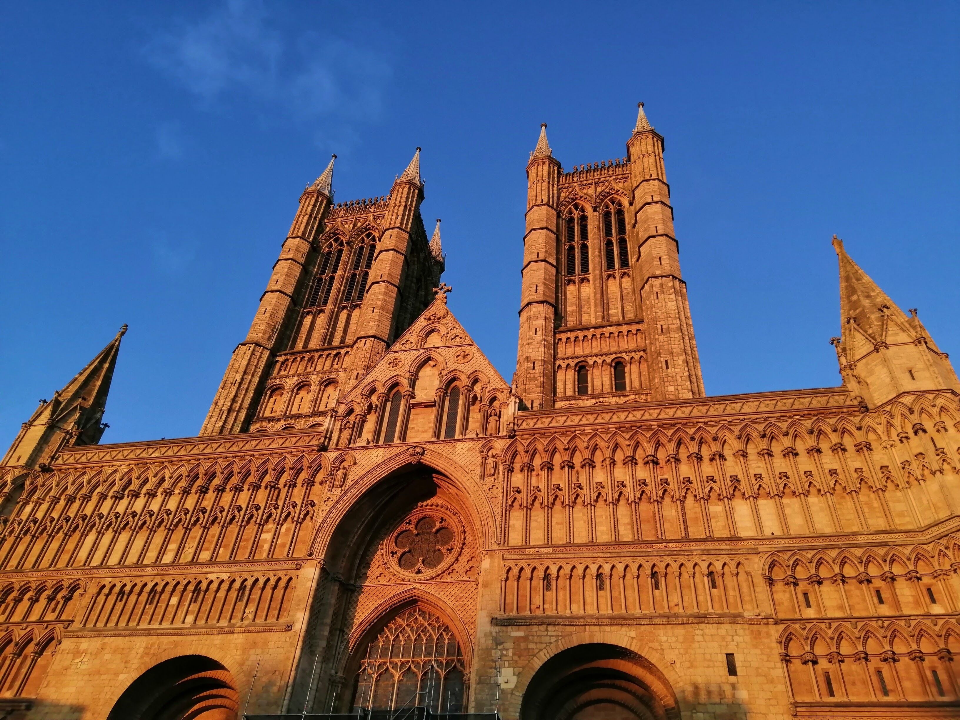 Une cathédrale de style gothique, dotée de deux tours imposantes et d’une décoration sculptée complexe.