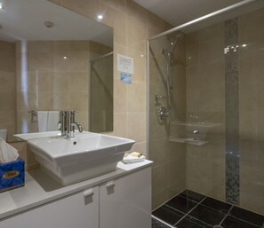 Shower, free toiletries, hair dryer, towels - The Chermside Apartments (Chermside)