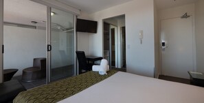 Hotel Queen | In-room safe, desk, soundproofing, iron/ironing board - The Chermside Apartments (Chermside)