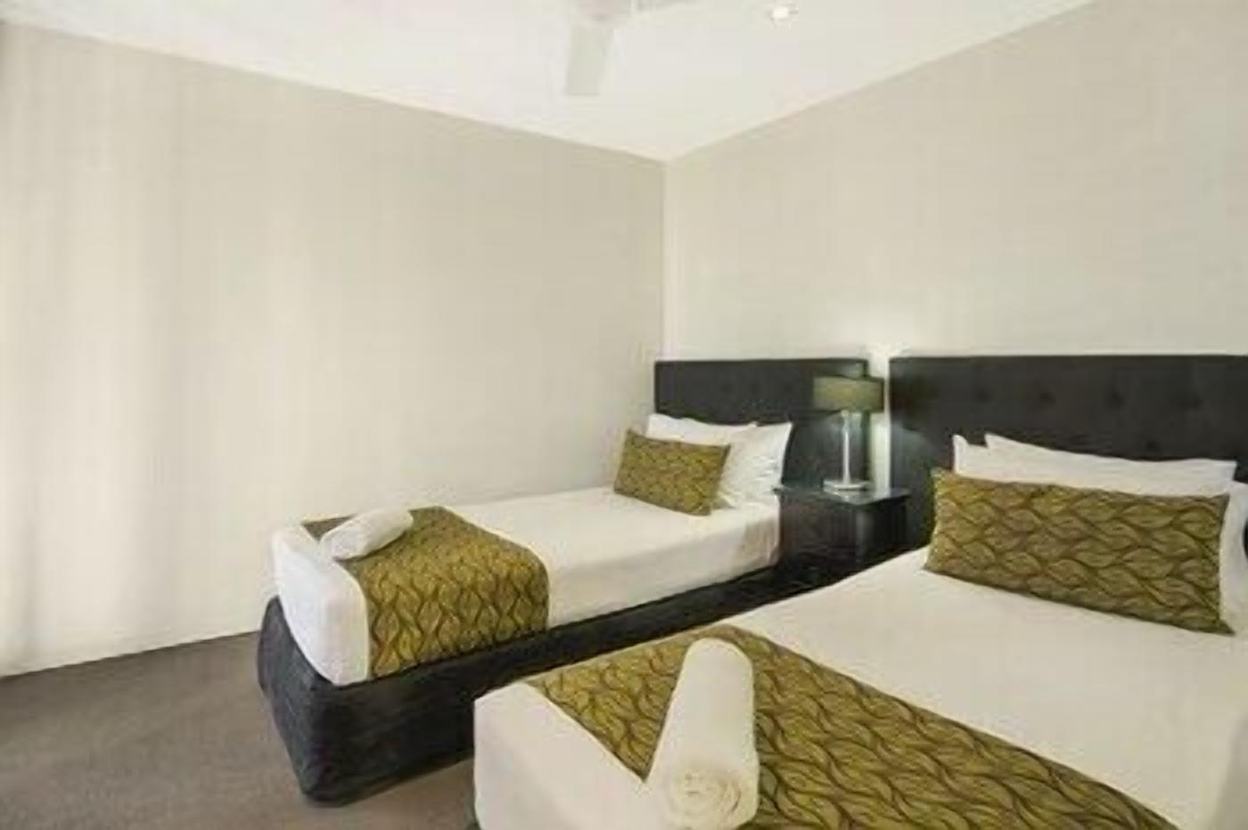 Caja de seguridad en la habitación, escritorio y insonorización 