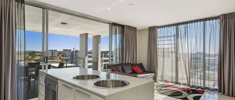 Réfrigérateur, micro-ondes dans l'espace commun, bouilloire électrique