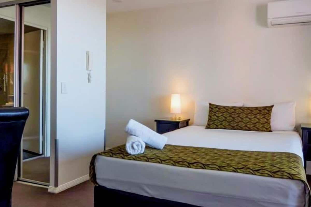 In-room safe, desk, soundproofing, iron/ironing board