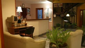 Una sala de estar con un sofá, una mesa de centro y una planta en maceta.