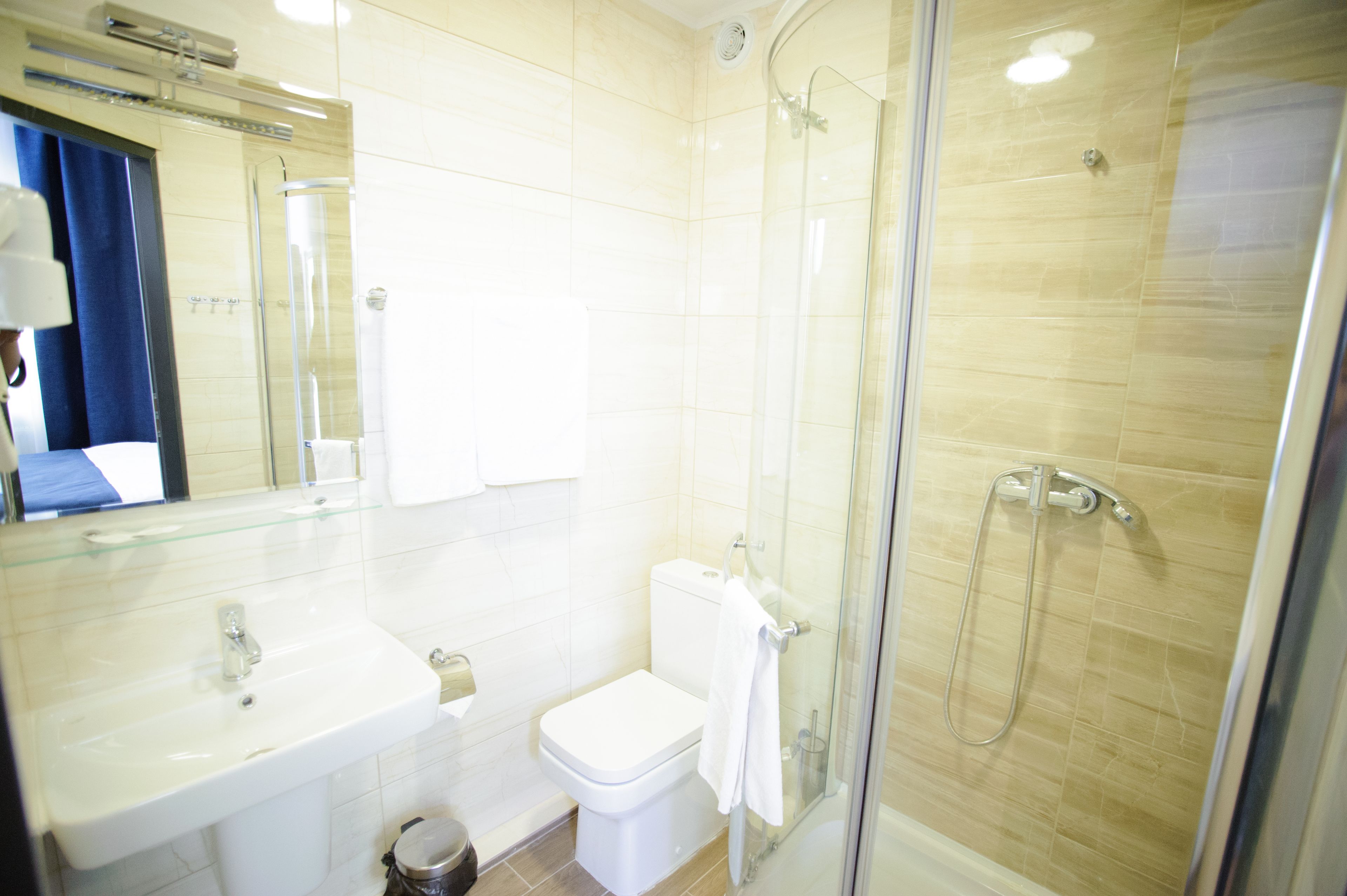 standard twin room | bathroom amenities | shower, hair dryer, slippers, towels