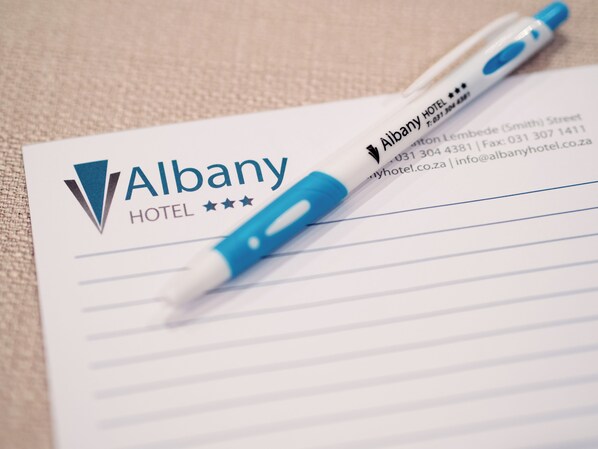 Un folleto de hotel con el nombre "Albany Hotel" e información de contacto.