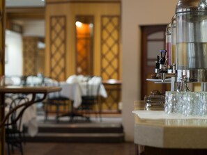 Desayuno buffet (ZAR 120 por persona) 