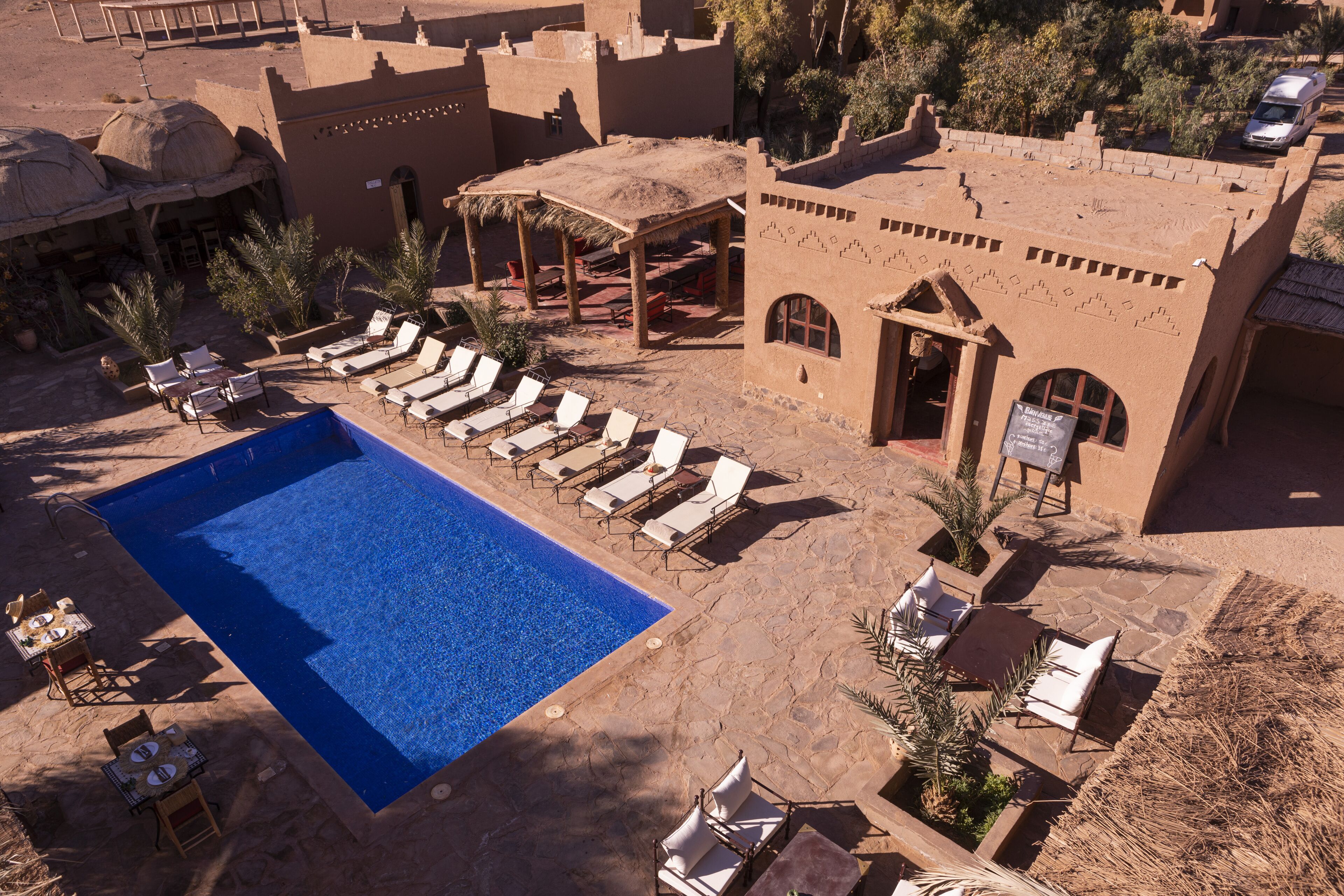 Piscine couverte, cabanons gratuits, parasols de plage