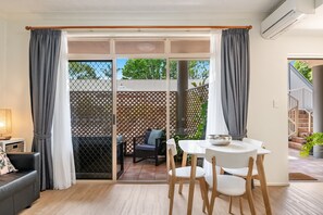 Studio, 2 Single Beds | In-room dining