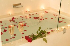 Deluxe Spa Loft | Jetted tub