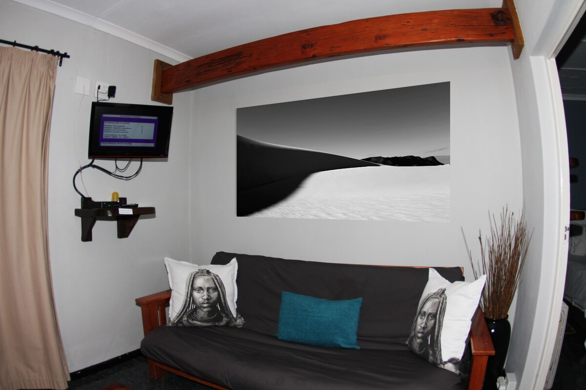 Standard-Suite (Chordata) | Wohnzimmer | LED-Fernseher, DVD-Player