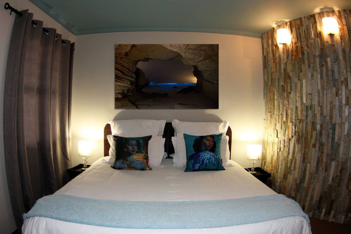 Minibar, in-room safe, individually decorated, individually furnished