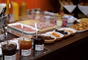 A breakfast buffet with various food items and condiments. - Hôtel Victoria Lyon Perrache Confluence (Lyon)