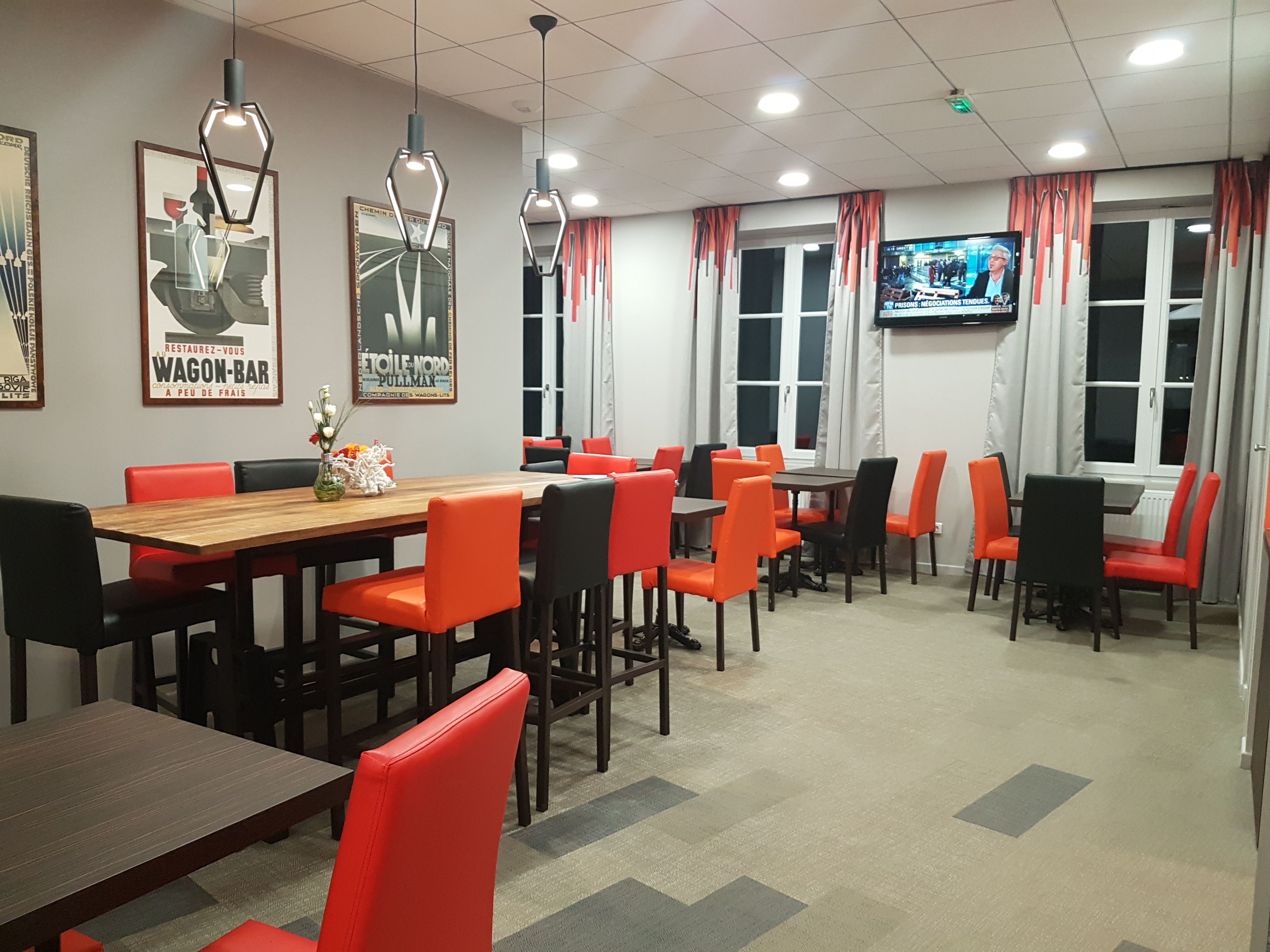 Desayuno buffet diario (EUR 15 por persona)