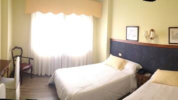 Colchones viscoelásticos, escritorio, wifi gratis y ropa de cama