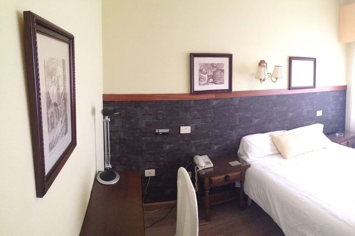 Habitación estándar con 2 camas individuales | Camas con efecto memoria, escritorio, wifi gratis y ropa de cama