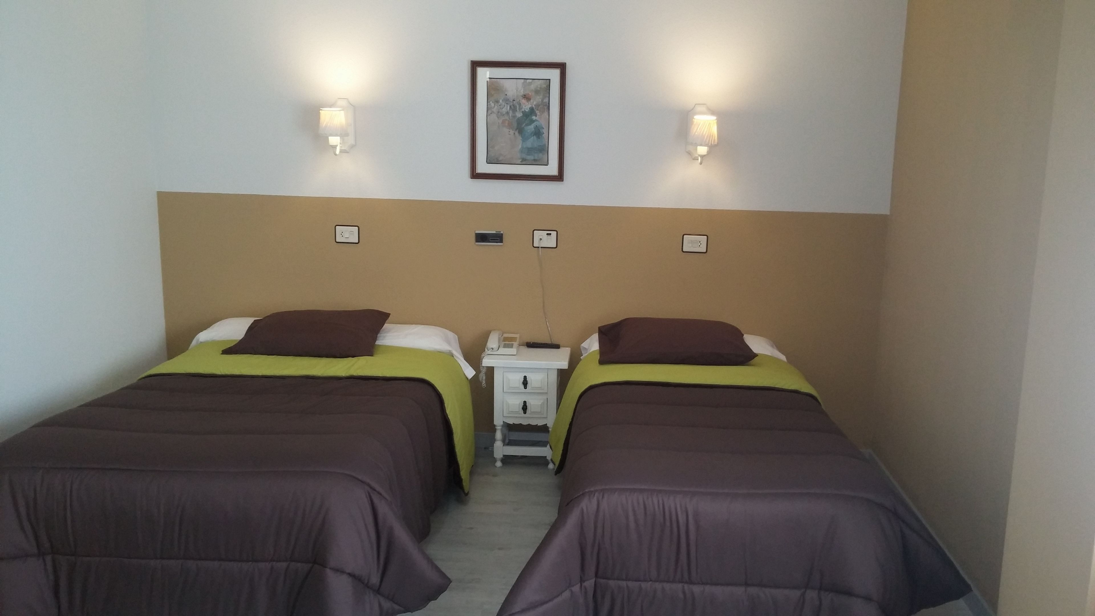 double room | memory-foam beds, desk, free wifi, bed sheets