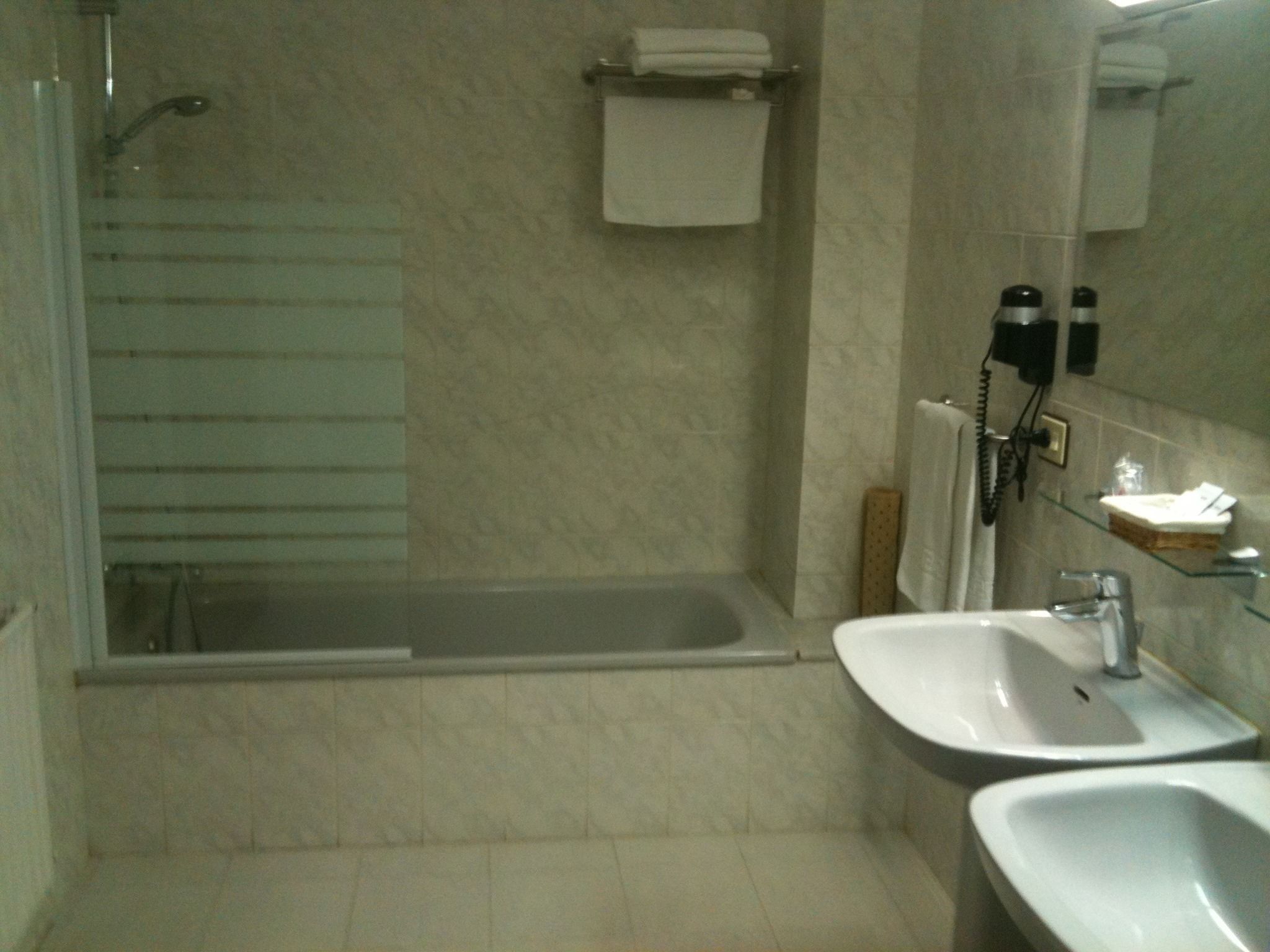 triple room | bathroom | bathtub, free toiletries, hair dryer, bidet