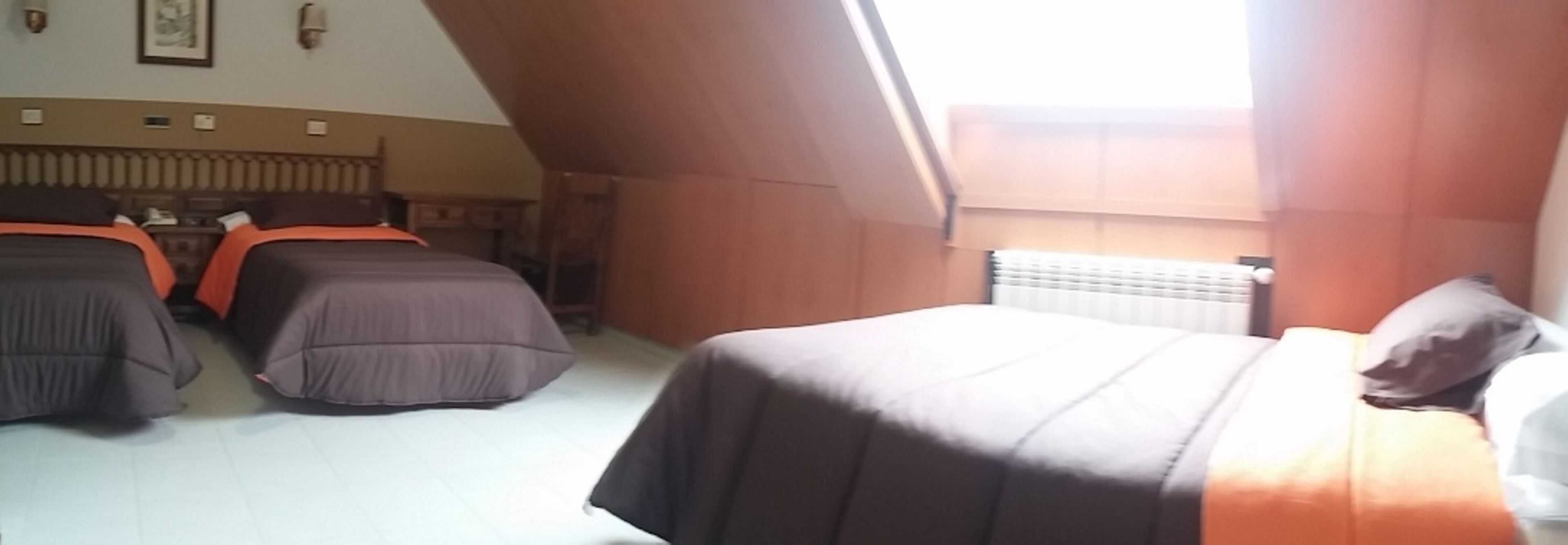 triple room | memory-foam beds, desk, free wifi, bed sheets