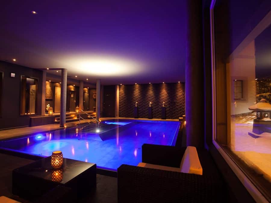 Kolam renang tertutup, kerusi lepak pantai