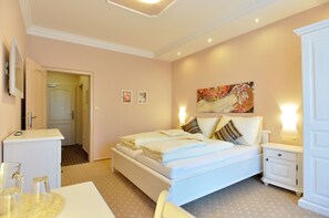 Habitación romántica doble, balcón | Minibar, caja fuerte, escritorio y sistema de insonorización