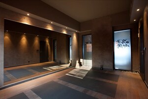 热石按摩、阿育吠陀草药疗法、1 ???、按摩服务