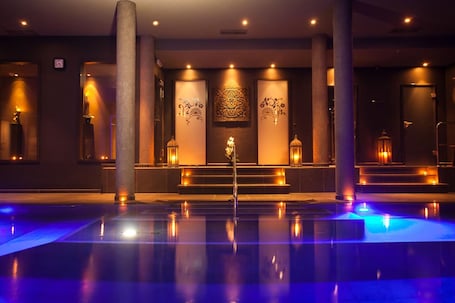 Una piscina techada, sillones reclinables de piscina. Zlatá Lípa