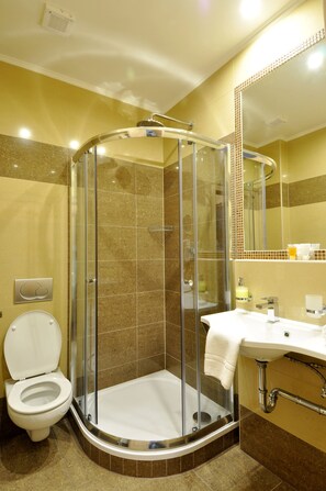 Cabezal de ducha tipo lluvia, secador de pelo, albornoces y toallas