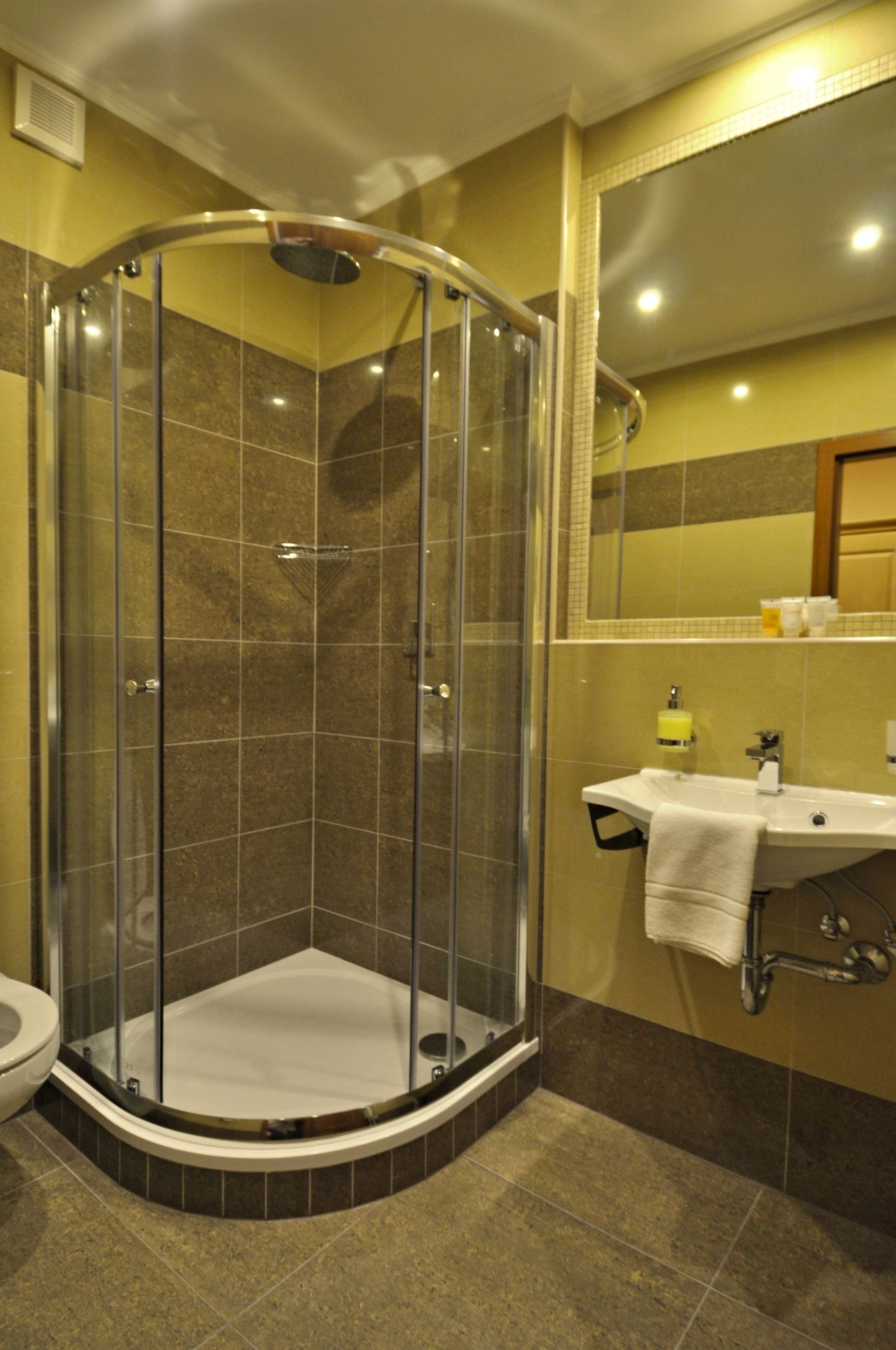 economy double room | bathroom | rainfall showerhead, hair dryer, bathrobes, towels