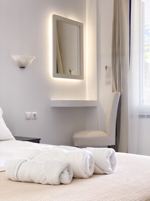 Standard Studio | In-room safe, desk, iron/ironing board, free WiFi