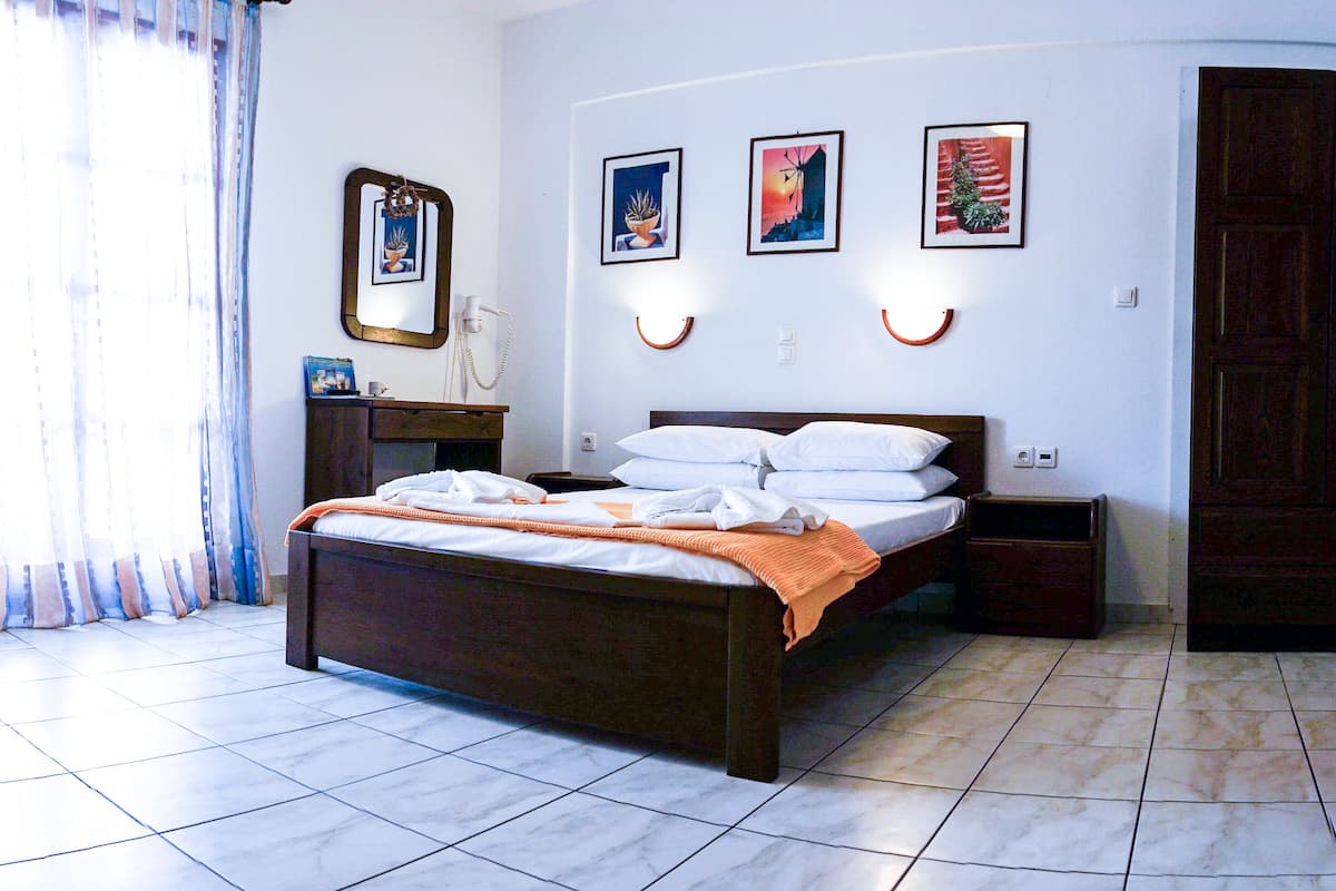 Studio for 3 people | Két bảo mật tại phòng, bàn, bàn ủi/dụng cụ ủi quần áo 